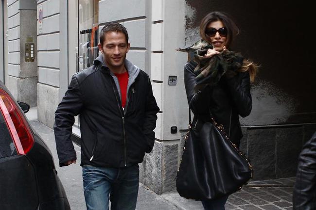 Svolta feticista per Elisabetta Canalis: mette i piedi in bocca all’amica Svolta feticista per Elisabetta Canalis: mette i piedi in bocca all’amica