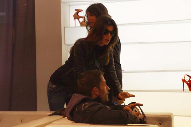 Svolta feticista per Elisabetta Canalis: mette i piedi in bocca all’amica Svolta feticista per Elisabetta Canalis: mette i piedi in bocca all’amica