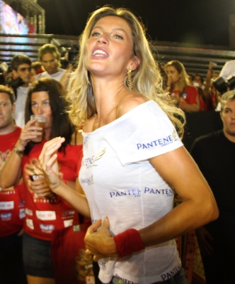 Sul red carpet senza reggiseno: mise esplosiva per Gisele Bundchen Sul red carpet senza reggiseno: mise esplosiva per Gisele Bundchen