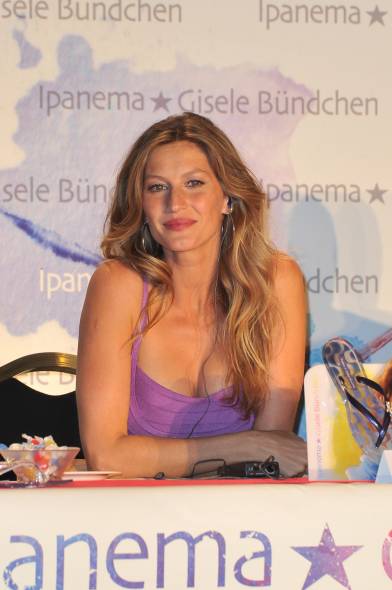 Sul red carpet senza reggiseno: mise esplosiva per Gisele Bundchen Sul red carpet senza reggiseno: mise esplosiva per Gisele Bundchen