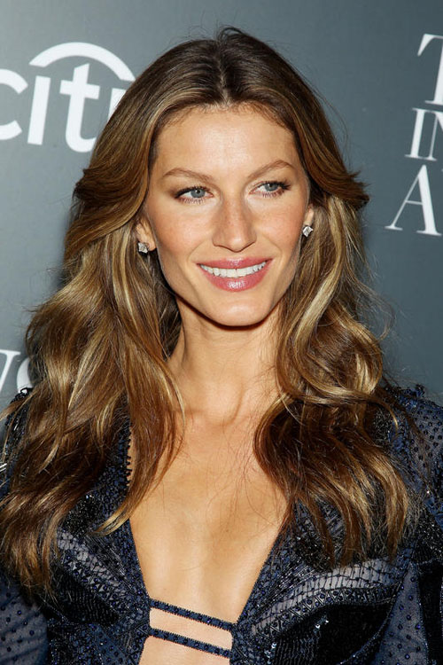 Sul red carpet senza reggiseno: mise esplosiva per Gisele Bundchen Sul red carpet senza reggiseno: mise esplosiva per Gisele Bundchen