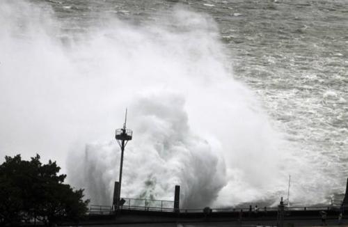 Cina, tifone Dolphin: cancellati oltre 1.500 voli e attivata allerta rossa Cina, tifone Dolphin: cancellati oltre 1.500 voli e attivata allerta rossa