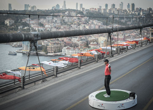 Ponte su Bosforo chiuso per Tiger Woods: polemiche per l’esibizione del campione Ponte su Bosforo chiuso per Tiger Woods: polemiche per l’esibizione del campione