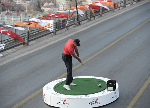 Ponte su Bosforo chiuso per Tiger Woods: polemiche per l’esibizione del campione Ponte su Bosforo chiuso per Tiger Woods: polemiche per l’esibizione del campione