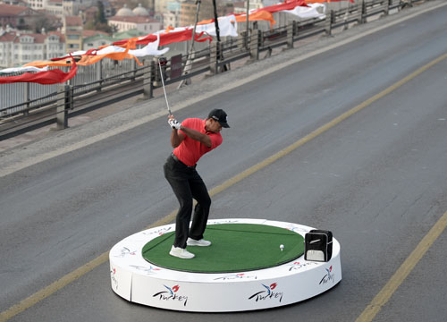 Ponte su Bosforo chiuso per Tiger Woods: polemiche per l’esibizione del campione Ponte su Bosforo chiuso per Tiger Woods: polemiche per l’esibizione del campione