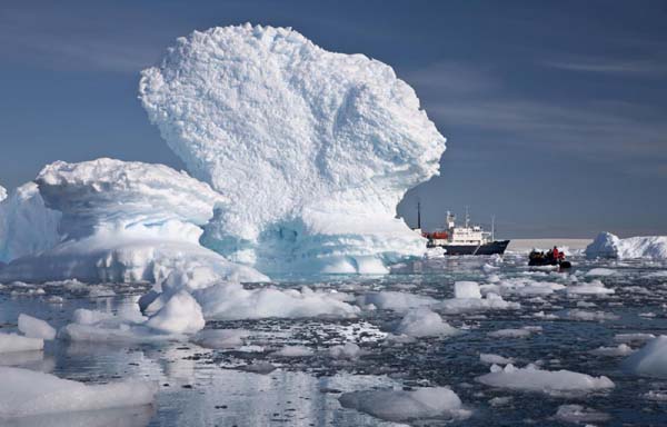 Paura nell’Atlantico: un iceberg gigante minaccia le rotte Paura nell’Atlantico: un iceberg gigante minaccia le rotte