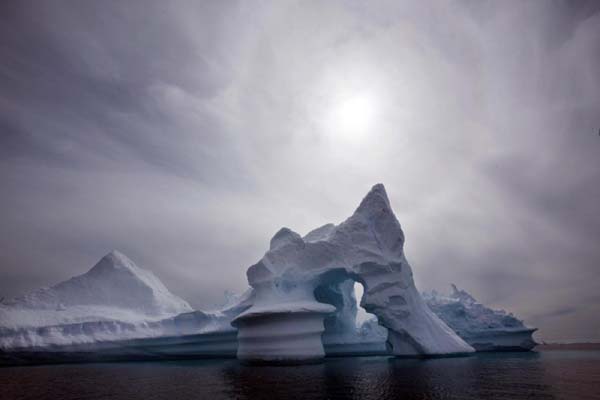 Paura nell’Atlantico: un iceberg gigante minaccia le rotte Paura nell’Atlantico: un iceberg gigante minaccia le rotte