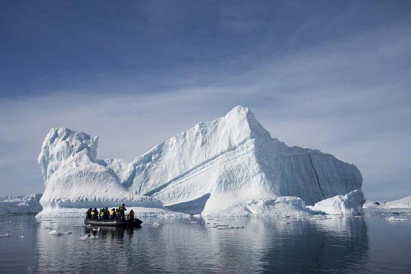 Paura nell’Atlantico: un iceberg gigante minaccia le rotte Paura nell’Atlantico: un iceberg gigante minaccia le rotte