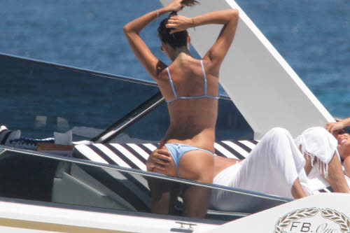 Lady Briatore si spoglia: Elisabetta Gregoraci senza veli per beneficenza Lady Briatore si spoglia: Elisabetta Gregoraci senza veli per beneficenza