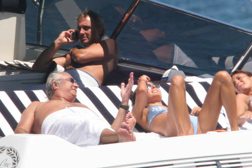 Lady Briatore si spoglia: Elisabetta Gregoraci senza veli per beneficenza Lady Briatore si spoglia: Elisabetta Gregoraci senza veli per beneficenza