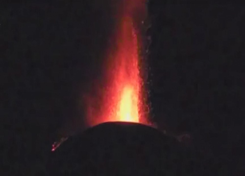 Etna, nuova eruzione del vulcano. Spettacolare fontana di lava Etna, nuova eruzione del vulcano. Spettacolare fontana di lava