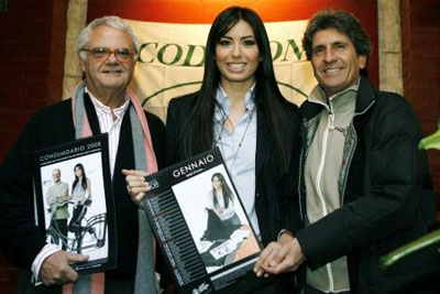 Lady Briatore si spoglia: Elisabetta Gregoraci senza veli per beneficenza Lady Briatore si spoglia: Elisabetta Gregoraci senza veli per beneficenza