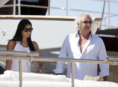 Lady Briatore si spoglia: Elisabetta Gregoraci senza veli per beneficenza Lady Briatore si spoglia: Elisabetta Gregoraci senza veli per beneficenza