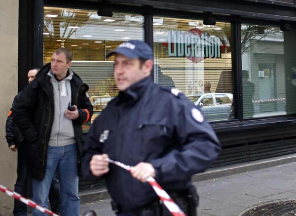 Parigi, uomo arrestato. La polizia: uno scambio di persona, non è l’attentatore Parigi, uomo arrestato. La polizia: uno scambio di persona, non è l’attentatore