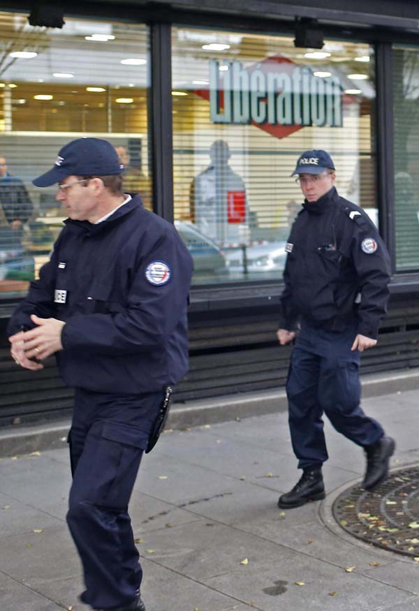 Parigi, uomo arrestato. La polizia: uno scambio di persona, non è l’attentatore Parigi, uomo arrestato. La polizia: uno scambio di persona, non è l’attentatore