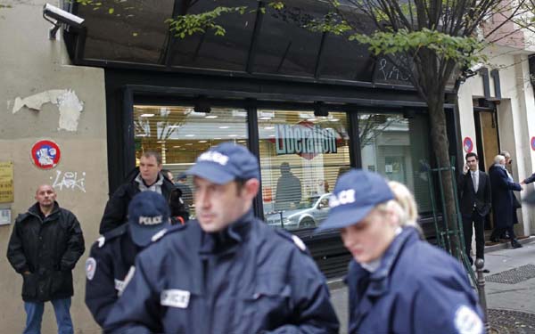 Parigi, uomo arrestato. La polizia: uno scambio di persona, non è l’attentatore Parigi, uomo arrestato. La polizia: uno scambio di persona, non è l’attentatore