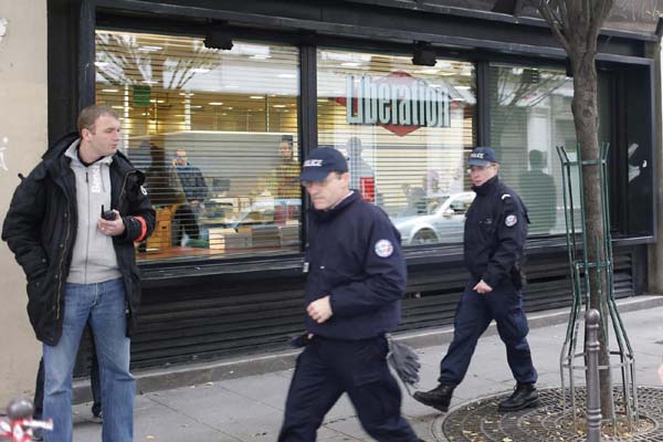 Parigi, uomo arrestato. La polizia: uno scambio di persona, non è l’attentatore Parigi, uomo arrestato. La polizia: uno scambio di persona, non è l’attentatore