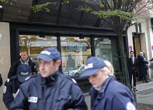 Parigi, uomo arrestato. La polizia: uno scambio di persona, non è l’attentatore Parigi, uomo arrestato. La polizia: uno scambio di persona, non è l’attentatore