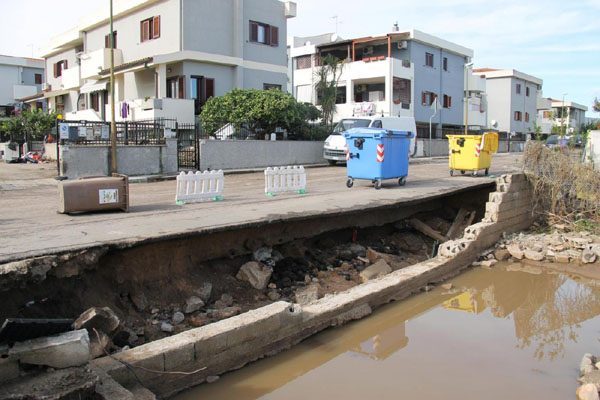 Alluvione in Sardegna: morti e feriti. Più di 2700 gli sfollati Alluvione in Sardegna: morti e feriti. Più di 2700 gli sfollati