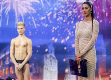 Il lato piccante di mamma Belen: spogliarello bollente in negozio