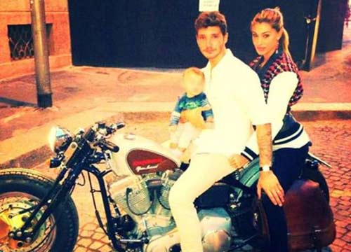 Il lato piccante di mamma Belen: spogliarello bollente in negozio Il lato piccante di mamma Belen: spogliarello bollente in negozio