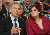 Flirt tra Blair e la moglie di Rupert Murdoch. “Incontri segreti nella villa in California” Flirt tra Blair e la moglie di Rupert Murdoch. “Incontri segreti nella villa in California”