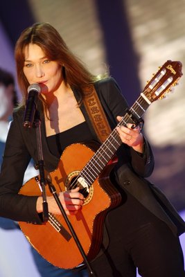 La Bruni canta il suo amore per Sarkò. E prende in giro i paparazzi e Hollande