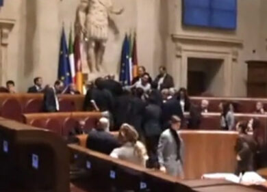 Campidoglio, gomitata in testa a Marino. Sospeso il Consiglio