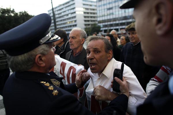 Grecia, i disoccupati s’iniettano il virus dell’Hiv per avere il sussidio statale Grecia, i disoccupati s’iniettano il virus dell’Hiv per avere il sussidio statale