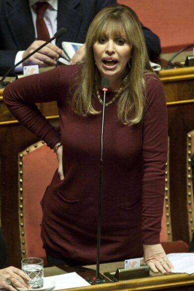 Berlusconi non è più senatore. “Democrazia in lutto”