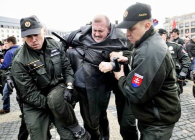 Slovacchia, un nazista eletto governatore. E’ anti-rom e porta la divisa militare
