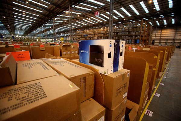 Tra gli scaffali chilometrici di Amazon. LE IMMAGINI Tra gli scaffali chilometrici di Amazon. LE IMMAGINI