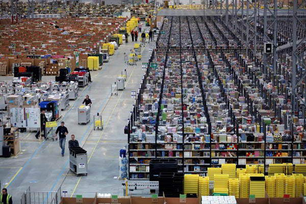 Tra gli scaffali chilometrici di Amazon. LE IMMAGINI Tra gli scaffali chilometrici di Amazon. LE IMMAGINI