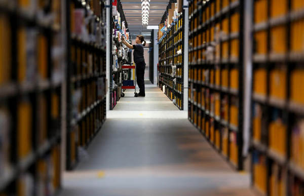 Tra gli scaffali chilometrici di Amazon. LE IMMAGINI Tra gli scaffali chilometrici di Amazon. LE IMMAGINI