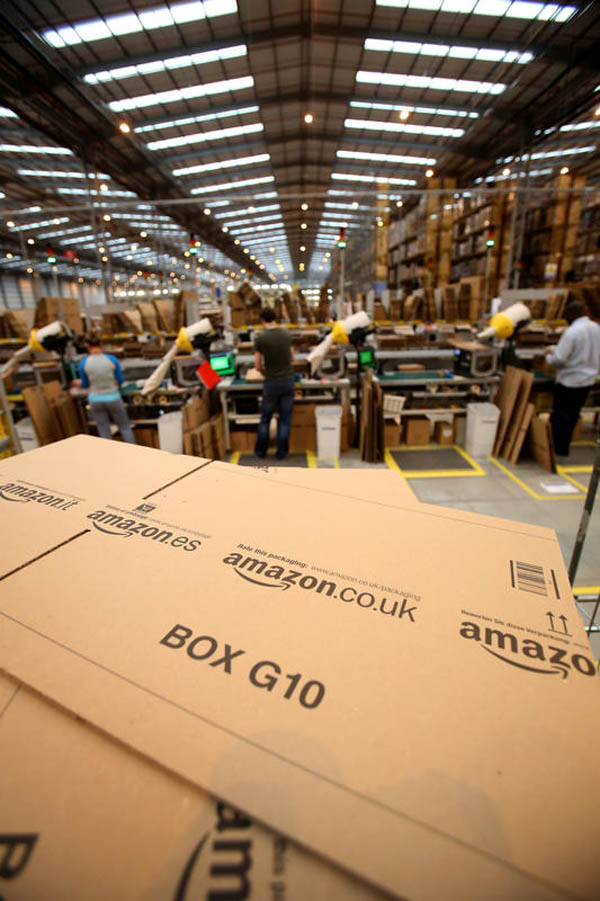 Tra gli scaffali chilometrici di Amazon. LE IMMAGINI Tra gli scaffali chilometrici di Amazon. LE IMMAGINI