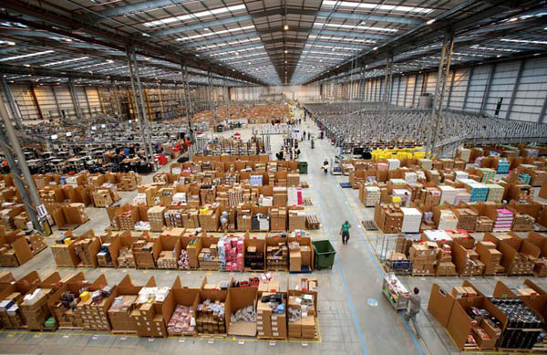 Tra gli scaffali chilometrici di Amazon. LE IMMAGINI Tra gli scaffali chilometrici di Amazon. LE IMMAGINI