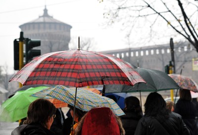 Il gelo è arrivato. Neve a Milano. Burrasche e temporali al Sud Il gelo è arrivato. Neve a Milano. Burrasche e temporali al Sud