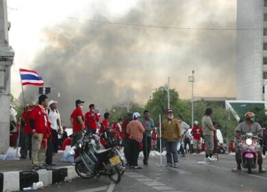 Thailandia, spari sui manifestanti. Palazzi del governo sotto assedio