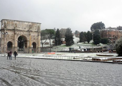Freddo da brivido e neve a Roma. La nuova era glaciale è servita Freddo da brivido e neve a Roma. La nuova era glaciale è servita
