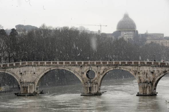 Freddo da brivido e neve a Roma. La nuova era glaciale è servita Freddo da brivido e neve a Roma. La nuova era glaciale è servita