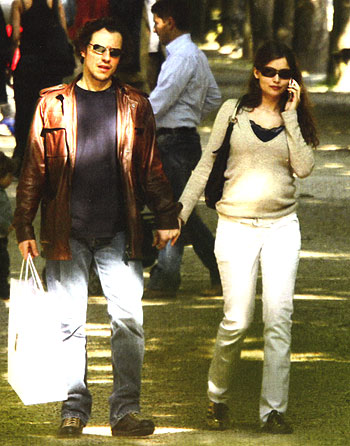 Laetitia Casta si spoglia: senza slip in copertina Laetitia Casta si spoglia: senza slip in copertina