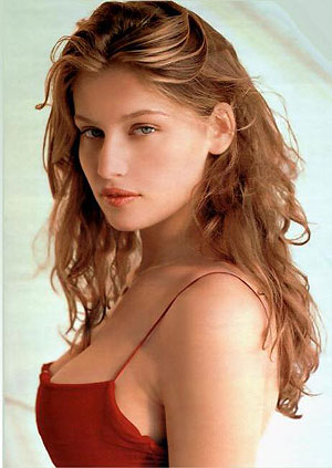 Laetitia Casta si spoglia: senza slip in copertina Laetitia Casta si spoglia: senza slip in copertina