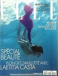 Laetitia Casta si spoglia: senza slip in copertina Laetitia Casta si spoglia: senza slip in copertina