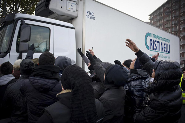 Forconi, proteste in tutta Italia. Scontri a Torino Forconi, proteste in tutta Italia. Scontri a Torino
