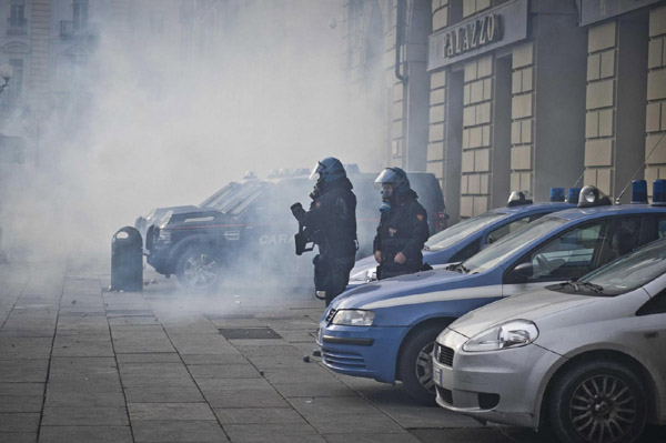 Forconi, proteste in tutta Italia. Scontri a Torino Forconi, proteste in tutta Italia. Scontri a Torino