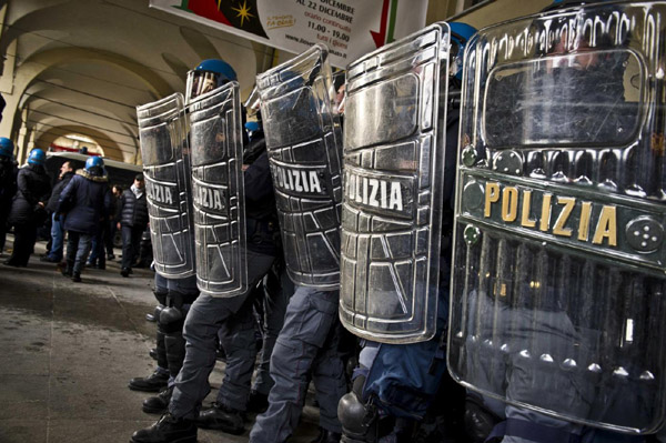 Forconi, proteste in tutta Italia. Scontri a Torino Forconi, proteste in tutta Italia. Scontri a Torino