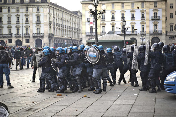 Forconi, proteste in tutta Italia. Scontri a Torino Forconi, proteste in tutta Italia. Scontri a Torino