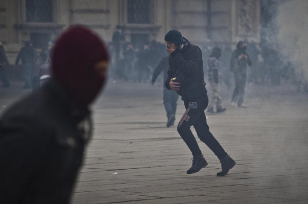 Forconi, proteste in tutta Italia. Scontri a Torino Forconi, proteste in tutta Italia. Scontri a Torino
