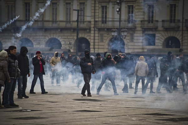 Forconi, proteste in tutta Italia. Scontri a Torino Forconi, proteste in tutta Italia. Scontri a Torino