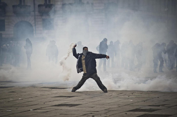 Forconi, proteste in tutta Italia. Scontri a Torino Forconi, proteste in tutta Italia. Scontri a Torino